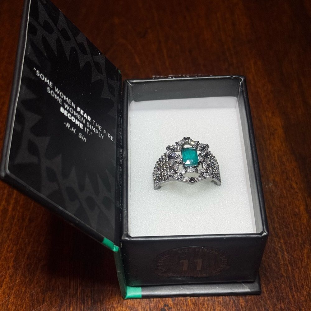 NIB Reign Silver Ring with Green Gemstone Size 11 - Picture 3 of 9